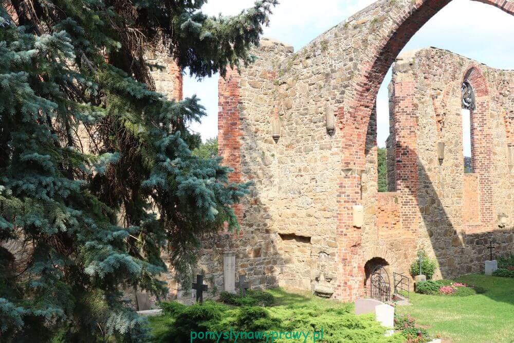 Ruiny kościoła św. Mikołaja i cmentarz serbski
