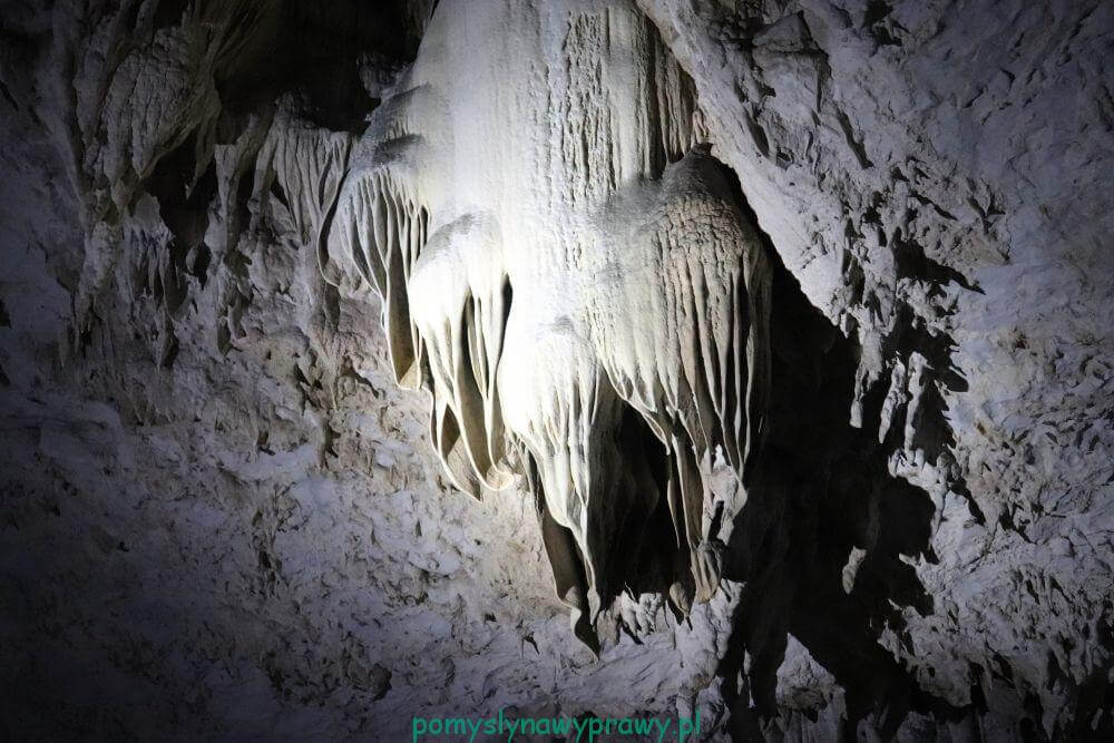 szata naciekowa w jaskini Meziad