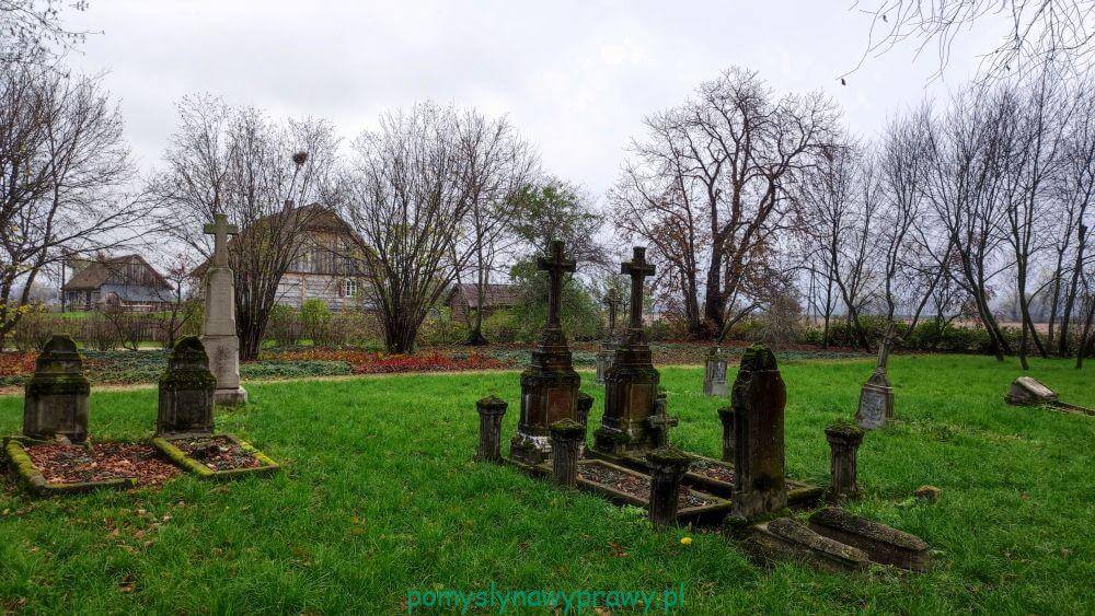 Skansen Osadnictwa Nadwiślańskiego cmentarz